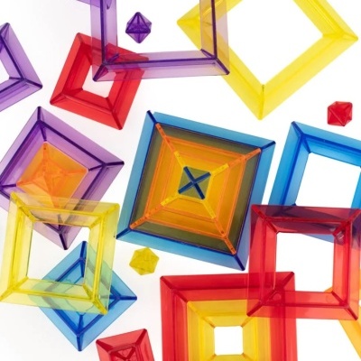 Pirâmides empilháveis translúcidas