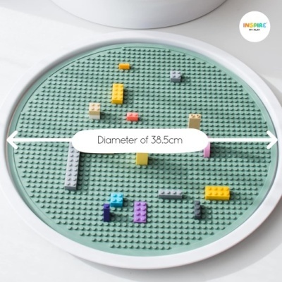 Tabuleiro para blocos tipo LEGO circular verde e branco com blocos coloridos