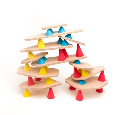 Jogo de construção com tábuas de madeira e cones coloridos