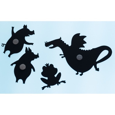 Silhuetas pretas de porcos, sapo e dragão com círculos cinzentos reflexivos em fundo azul claro