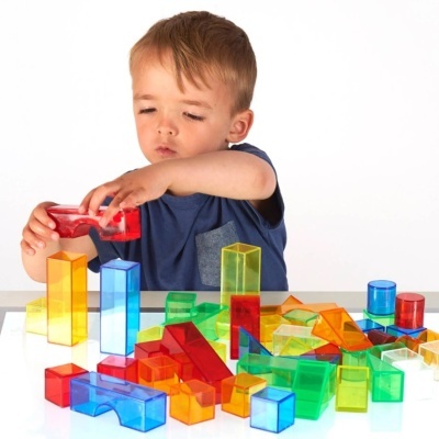 Criança a brincar com blocos de construção coloridos