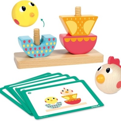 Jogo infantil de construção em madeira com peças coloridas e cartões ilustrativos.