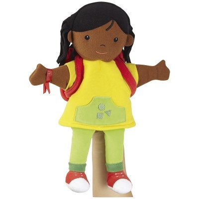 Boneca de tecido com roupa amarela e verde e mochila vermelha