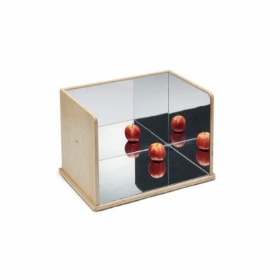 Espelho de canto com três faces refletoras e maçã vermelha no centro