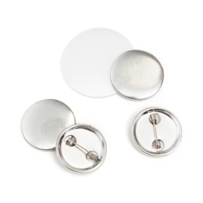 quatro botões metálicos prateados em superfície branca
