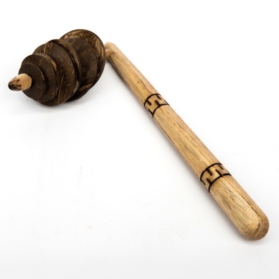 Colher de mel de madeira com cabo claro e disco escuro em espiral