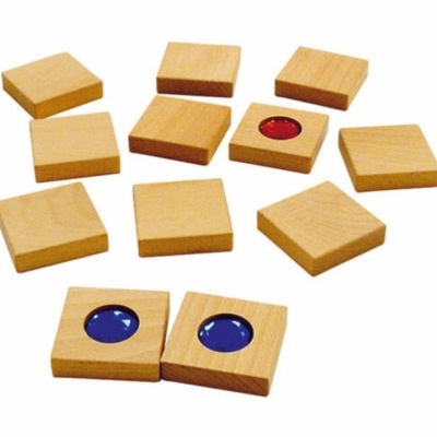 Peças quadradas de madeira com círculos vermelhos e azuis embutidos