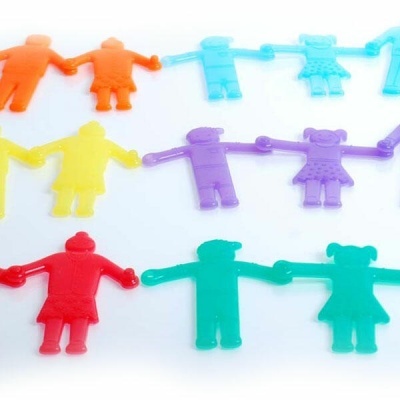 Figuras de plástico coloridas em fila, ligadas pelas mãos