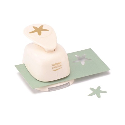 Furador de papel bege com desenho de estrela do mar a cortar cartolina verde