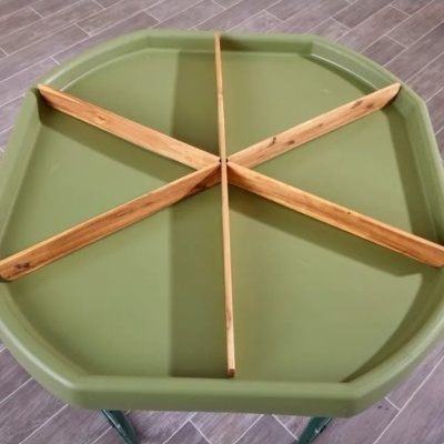 Bandeja octogonal verde com divisórias de madeira e suporte metálico azul