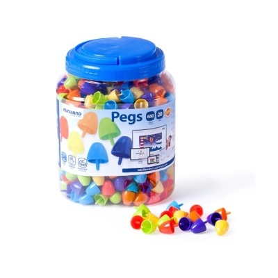 Frasco com pinos de plástico coloridos para atividades manuais