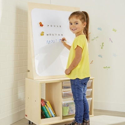 Menina escrevendo num quadro branco magnético com estrutura de madeira