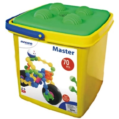 Caixa plástica amarela com tampa verde e pega azul contendo peças de montagem coloridas.