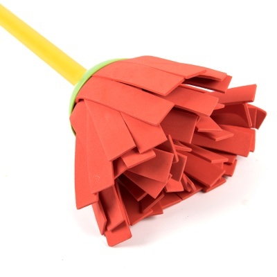 Vassoura de plástico com cerdas vermelhas e cabo amarelo