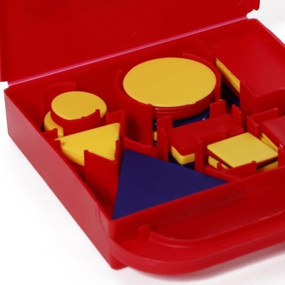 Conjunto de blocos geométricos amarelos e azuis numa caixa vermelha