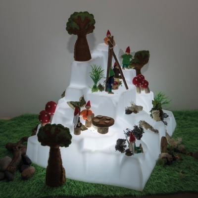 Miniatura de montanha branca iluminada com decoração de árvores, cogumelos, duendes e plantas artificiais