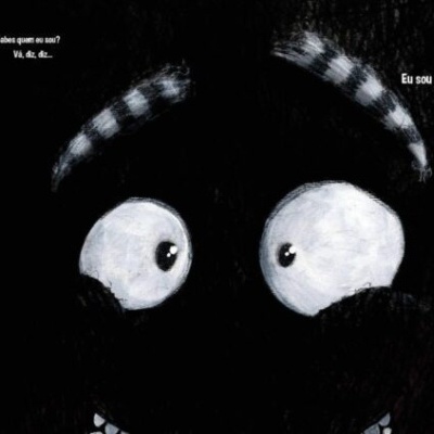 Desenho com olhos grandes e rosto escuro com texto em português.