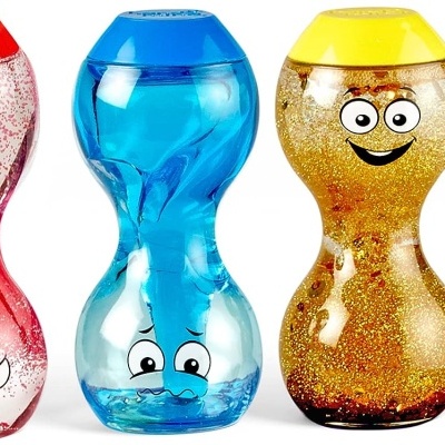 Quatro frascos de areia movediça coloridos com olhos desenhados.