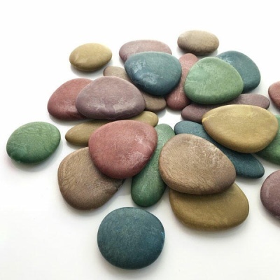 Pedras coloridas lisas e mate sobre fundo branco