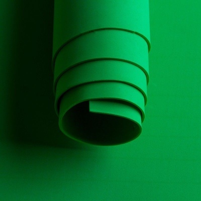 Rolos de papel verde empilhados em espiral