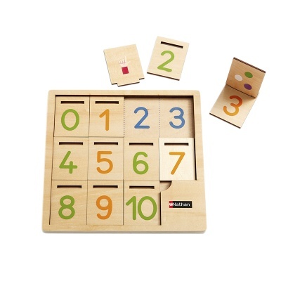 Jogo educativo de madeira com números coloridos e cartas