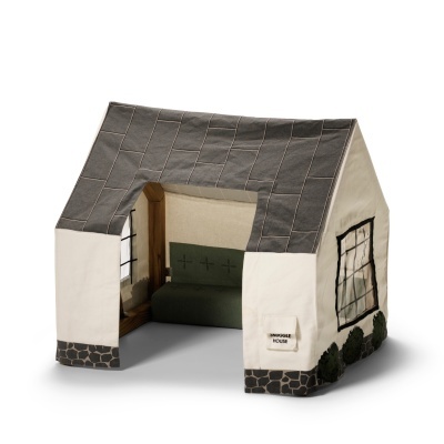 Tenda para animais de estimação em forma de casa em tecido branco com telhado cinza e detalhes de janelas.
