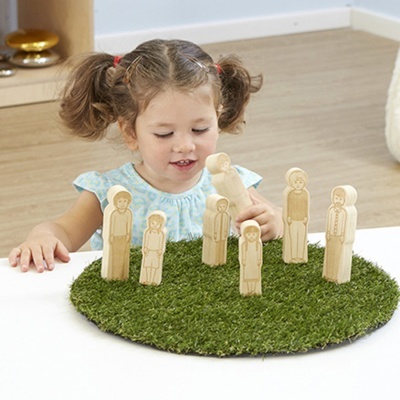 Família de Bonecos de Madeira