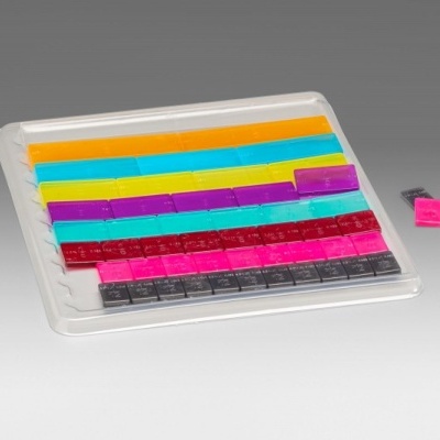 Blocos de construção de plástico coloridos em bandeja branca