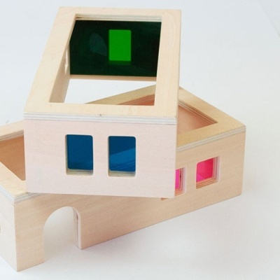 Edifícios de madeira com janelas translúcidas