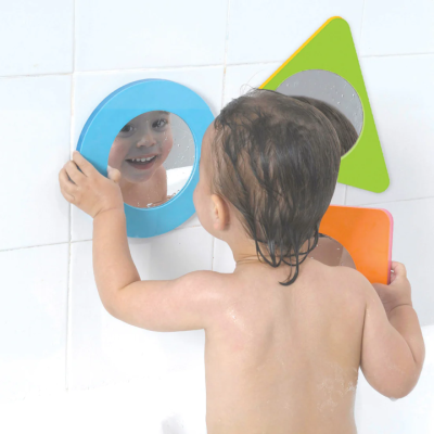 Espelhos infantis coloridos e criança molhada num banho