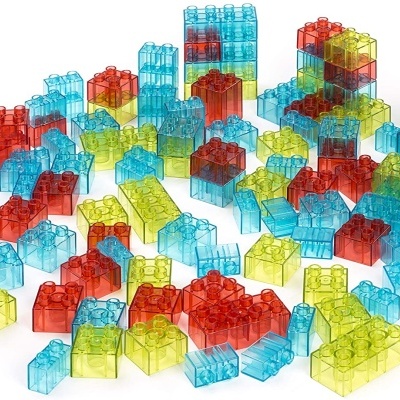 Blocos de construção coloridos em plástico translúcido espalhados