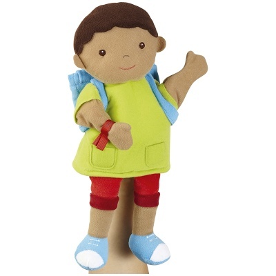 Fantoche de mão de menino em tecido colorido com mochila azul