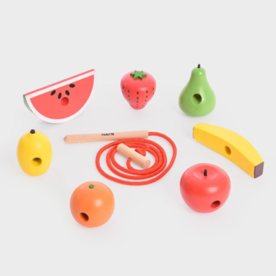 Brinquedos de madeira coloridos em forma de frutas e corda para enfiar.