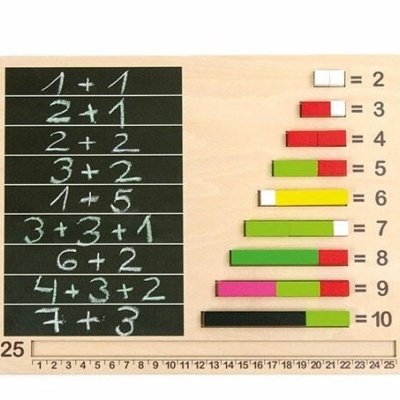 Tabuleiro educativo de madeira com operações matemáticas e barra de contagem colorida