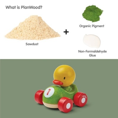 Brinquedo de madeira de pato em carro verde com rodas vermelhas e texto explicativo em inglês sobre PlanWood