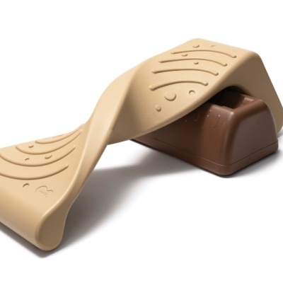 Chocolate castanho ao lado de objecto de silicone beige com textura ondulada
