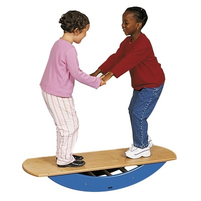 Duas crianças em prancha de equilíbrio de madeira com base azul