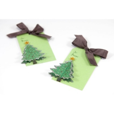 Dois cartões de presente verdes com laços castanhos e ornamentos de árvore de Natal brilhantes