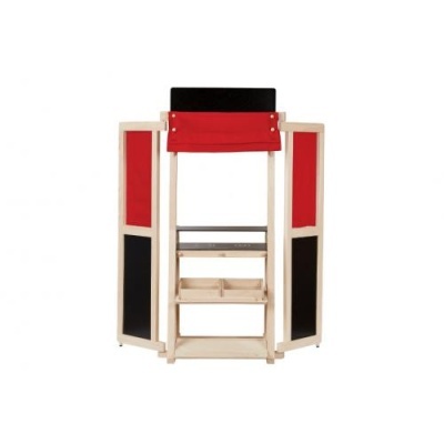 Estrutura de madeira com painéis vermelhos e pretos e prateleiras internas