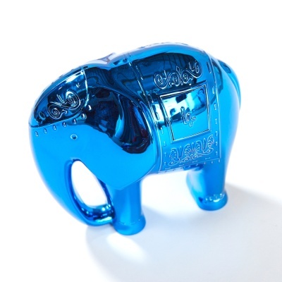 Elefante decorativo em vidro azul translúcido sobre fundo branco