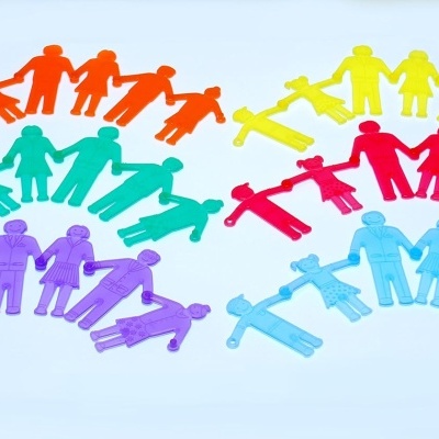 Bonecos de plástico coloridos em grupos sobre fundo branco