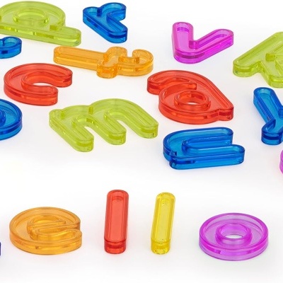 Letras do alfabeto em plástico colorido translúcido sobre fundo branco