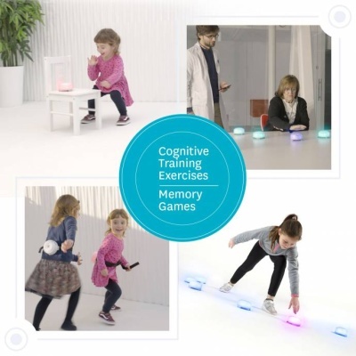 Crianças e mulher a usar dispositivos luminosos para jogos de memória e treino cognitivo.