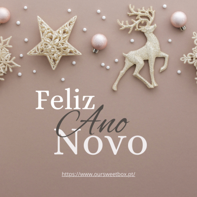 Decoração dourada de Natal com estrelas, rena e bolas cor de rosa em fundo bege com mensagem de Ano Novo