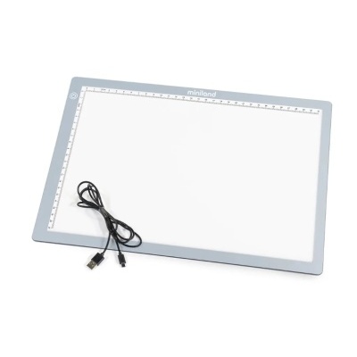 mesa de luz retangular branca com borda cinzenta e cabo USB preto