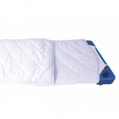 Cama infantil azul com cobertor branco acolchoado