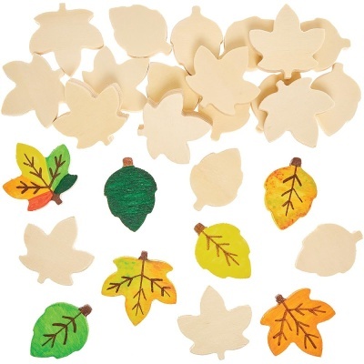 Folhas de madeira pintadas e naturais sobre fundo branco