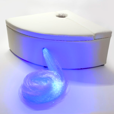 Móvel branco com fibra óptica azul luminosa