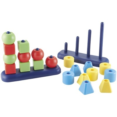 Peças de brinquedo educativo coloridas em vários formatos geométricos