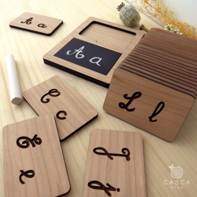 Conjunto de cartões de madeira com letras cursivas e quadro para escrever com giz